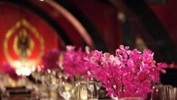 2 restaurants; breakfast, lunch, dinner and brunch served