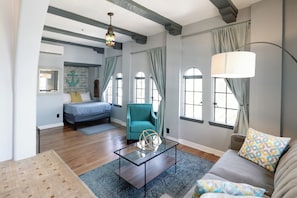 Luxury Penthouse Suite | Premium bedding, down duvets, memory-foam beds, desk - The Historic Broadlind Hotel at Long Beach Convention Center (Long Beach)