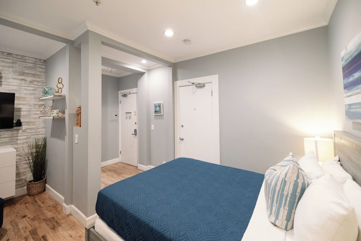 Adorable 1-Bedroom Suite