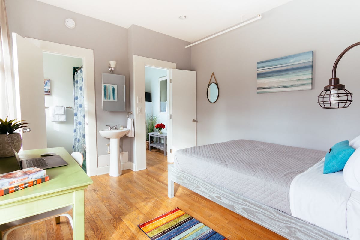 Sunny 1-Bedroom Suite | Salle de bain | Douche, articles de toilette (gratuits), séchoir à cheveux