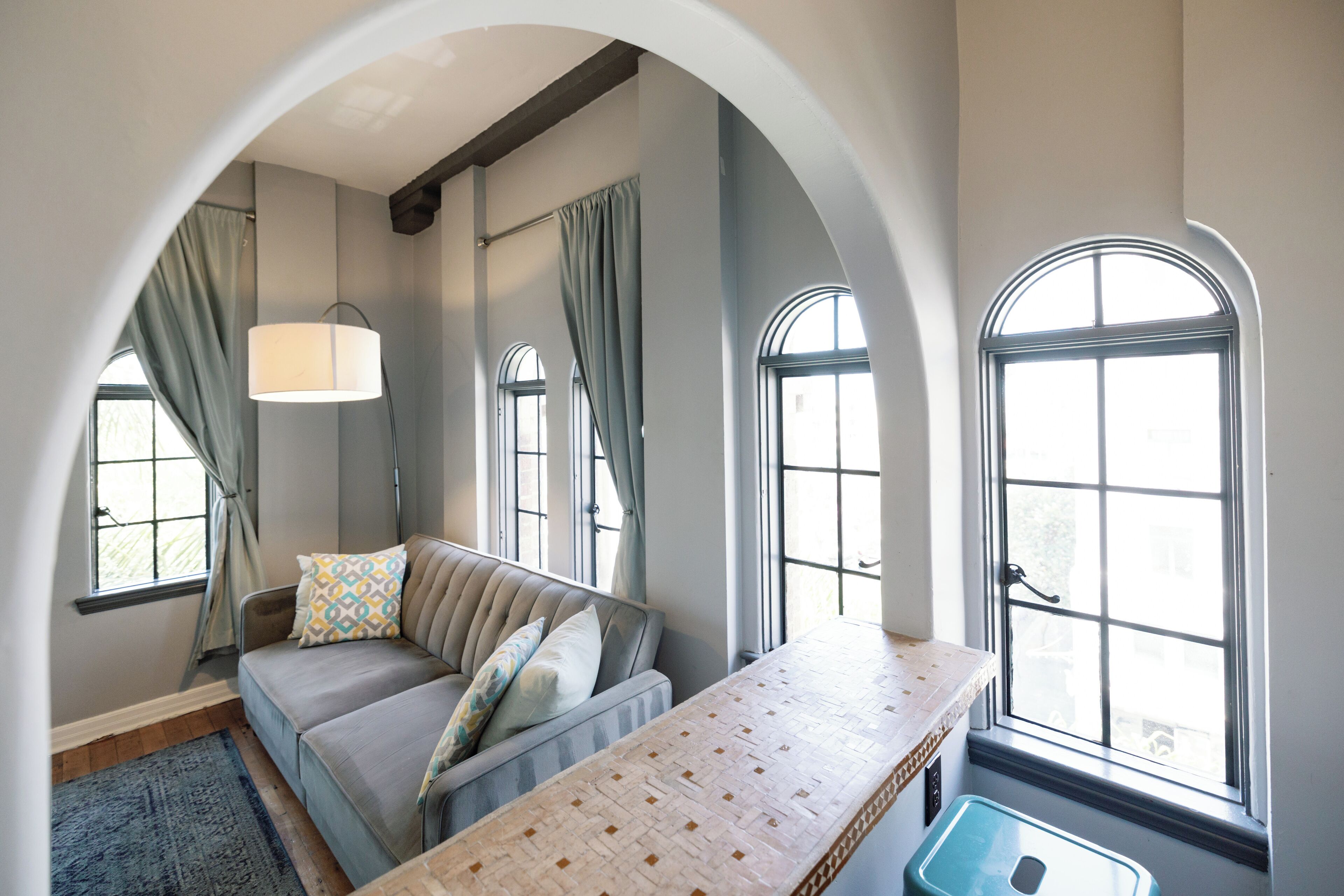 Penthouse de lujo | Área de sala de estar | Televisión de pantalla plana de 55 pulgadas con canales digitales 