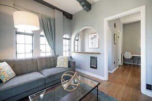 Luxury Penthouse Suite | Living area | 55-inch flat-screen TV with digital channels, TV - The Historic Broadlind Hotel at Long Beach Convention Center (Long Beach)