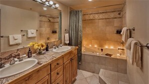 Condo, 2 quartos (2 Bath - Dauphine - 123) | Banheiro | Toalhas de banho 
