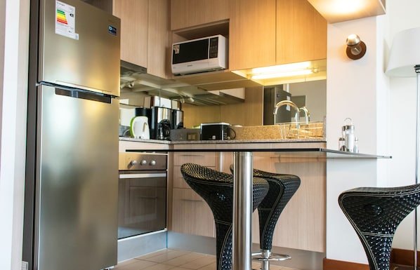 Coin cuisine privé | Réfrigérateur, micro-ondes, batterie de cuisine, vaisselle et ustensiles