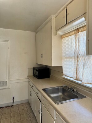 Room, 1 Queen Bed, Non Smoking, Kitchenette | Private kitchenette - Cody Motel Rock Springs WY (Rock Springs)