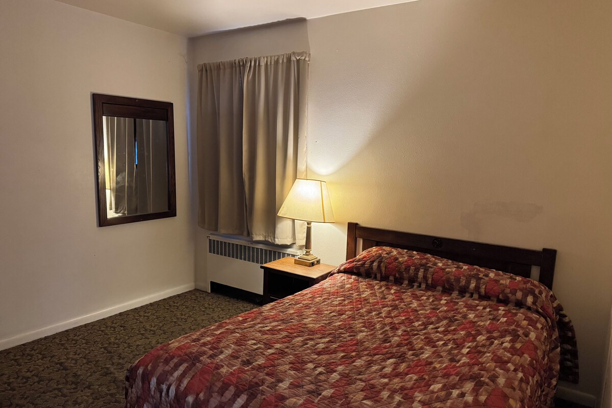 Room, 1 Queen Bed, Non Smoking, Kitchenette | Desk, WiFi (free), bed sheets
