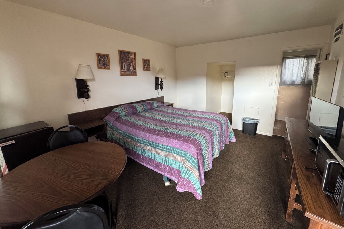 Room, 1 Queen Bed, Non Smoking | Desk, WiFi (free), bed sheets