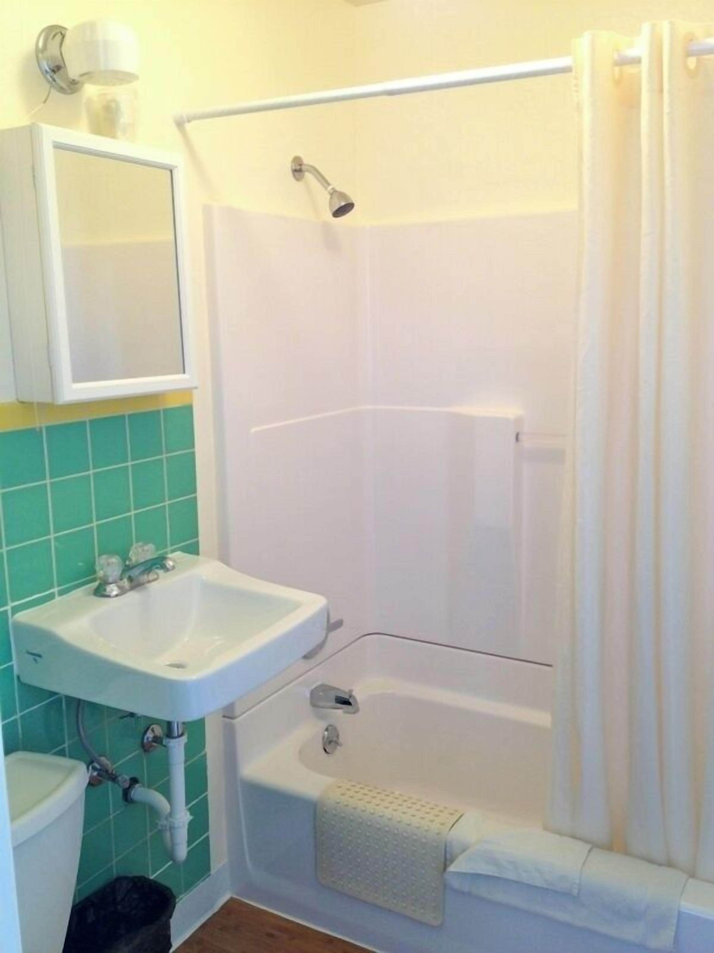 Room, 1 Queen Bed, Non Smoking | Bathroom