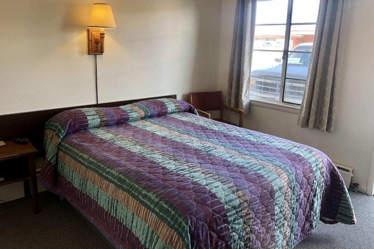 Zimmer, 1 Queen-Bett | Schreibtisch, laptopgeeigneter Arbeitsplatz, kostenloses WLAN