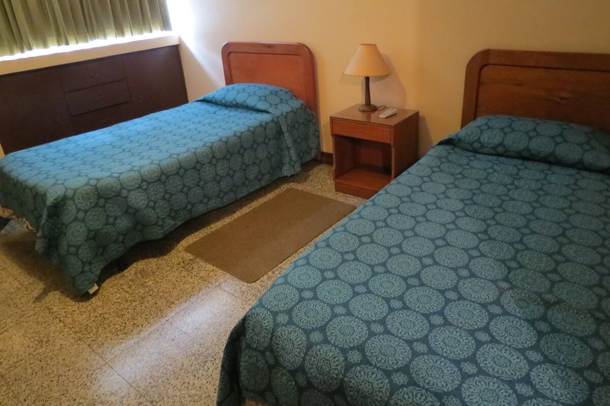 Ropa de cama de alta calidad, escritorio y wifi gratis 