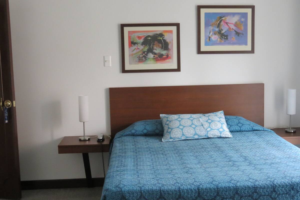 Ropa de cama de alta calidad, escritorio y wifi gratis 
