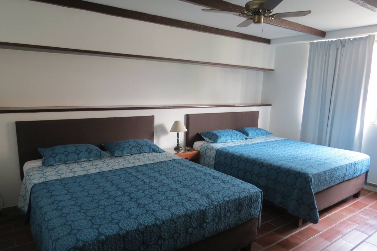 Ropa de cama de alta calidad, escritorio y wifi gratis 