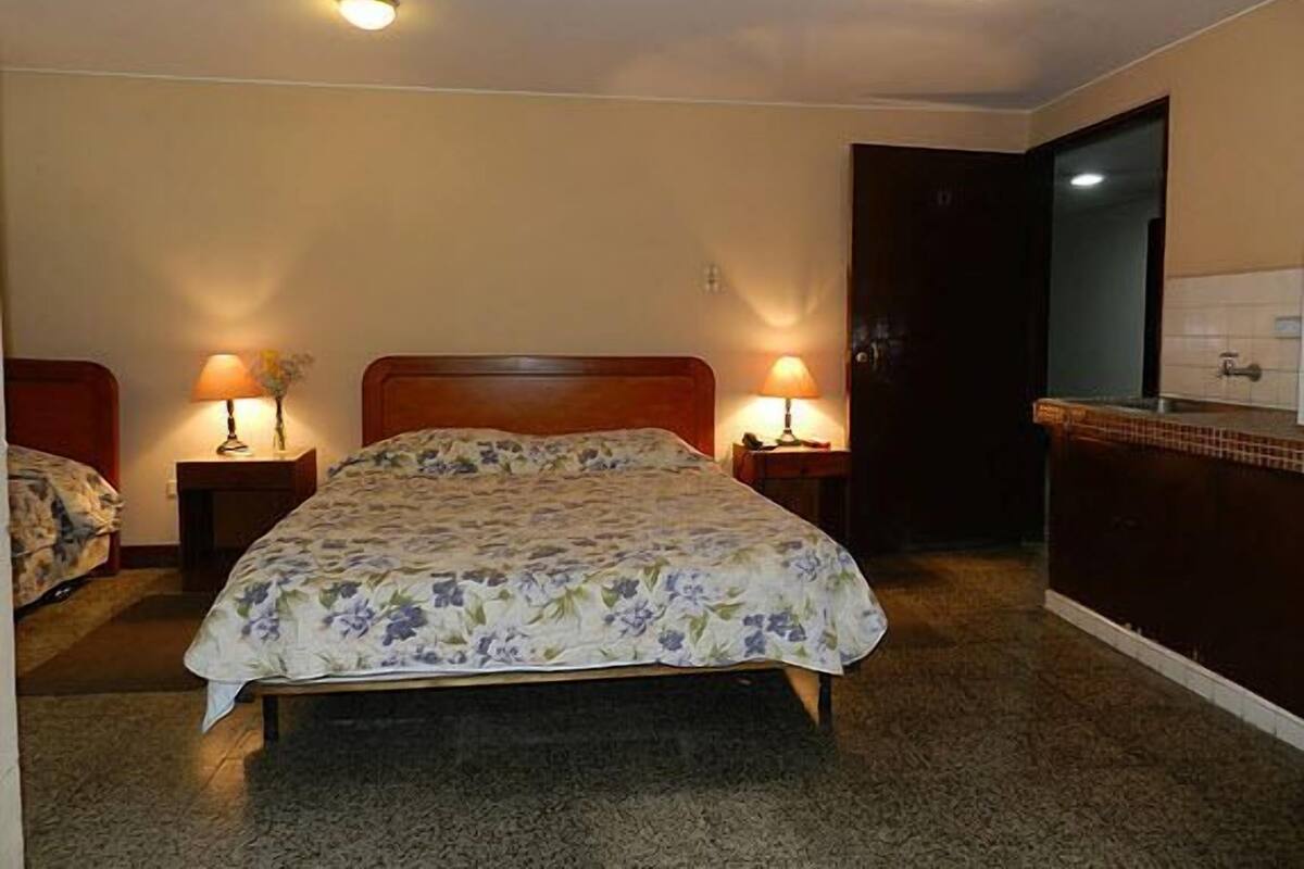 Ropa de cama de alta calidad, escritorio y wifi gratis 