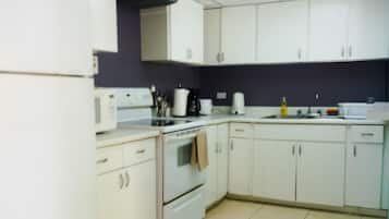 Apartemen Khas, Beberapa Tempat Tidur, pemandangan kolam renang, di pinggir kolam renang | Dapur pribadi | Lemari es, microwave, oven, dan kompor