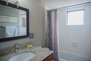 Signature Apartment, Multiple Beds, Pool View, Poolside | Bathroom