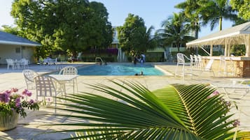 Kolam renang outdoor, dengan kursi berjemur