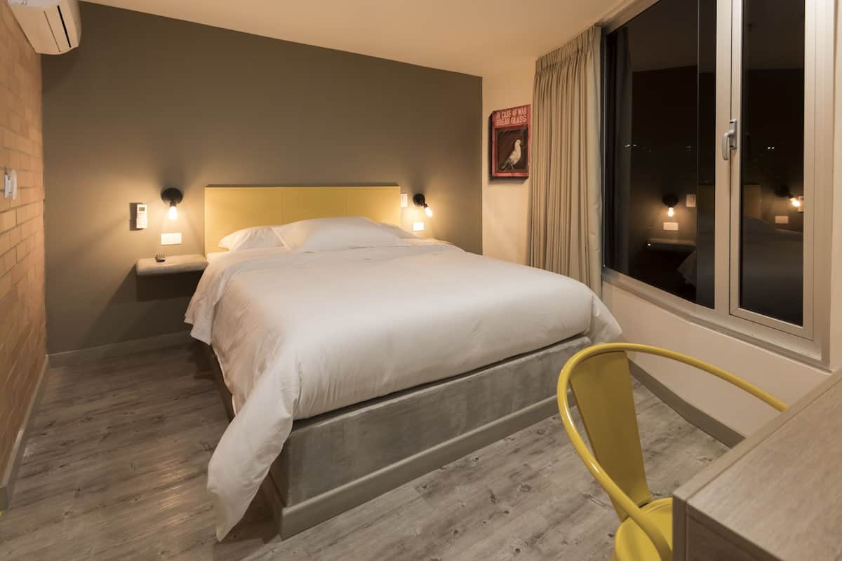 Executive tweepersoonskamer, 1 queensize bed | Luxe beddengoed, een kluis op de kamer, een bureau, geluiddichte muren