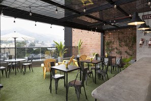 Frokost med lokale retter er inkludert hver dag