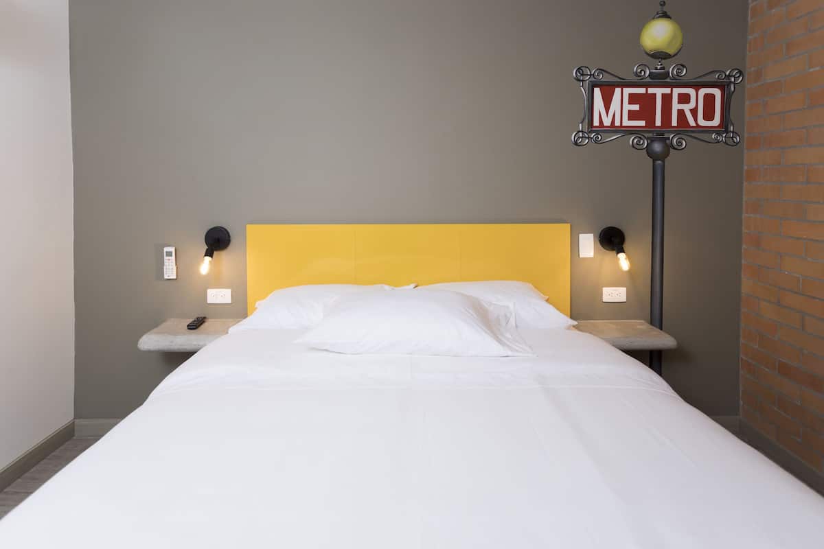 Luxe beddengoed, een kluis op de kamer, een bureau, geluiddichte muren
