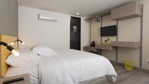 Executive Single Room, 1 Queen Bed | Premium bedding, in-room safe, desk, soundproofing - Hotel Distrito 21 (Sabaneta)