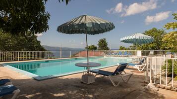 Piscina all'aperto, ombrelloni da piscina, lettini