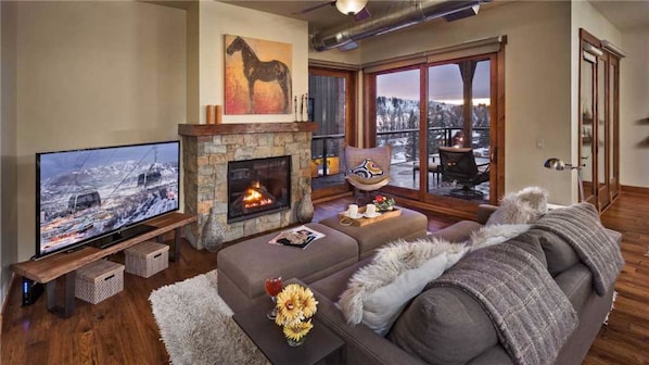 Penthouse, 3 Bedrooms (3 Baths - Senators Penthouse - 406) | Living area