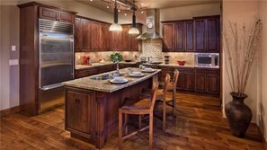 Penthouse, 3 Bedrooms, 2 Bathrooms (Governors Penthouse - 401) | Private kitchen