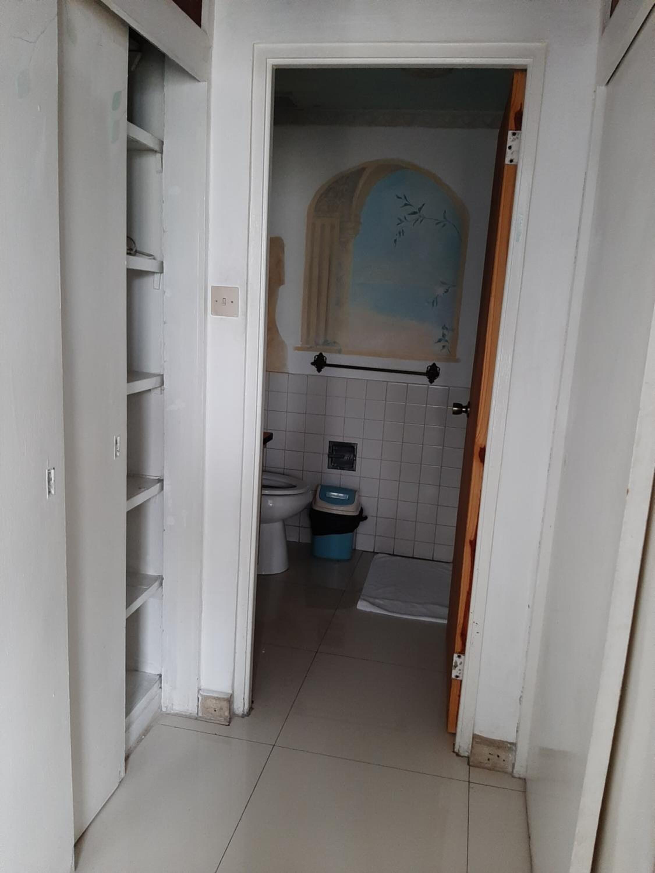 combined shower/bathtub, free toiletries, towels