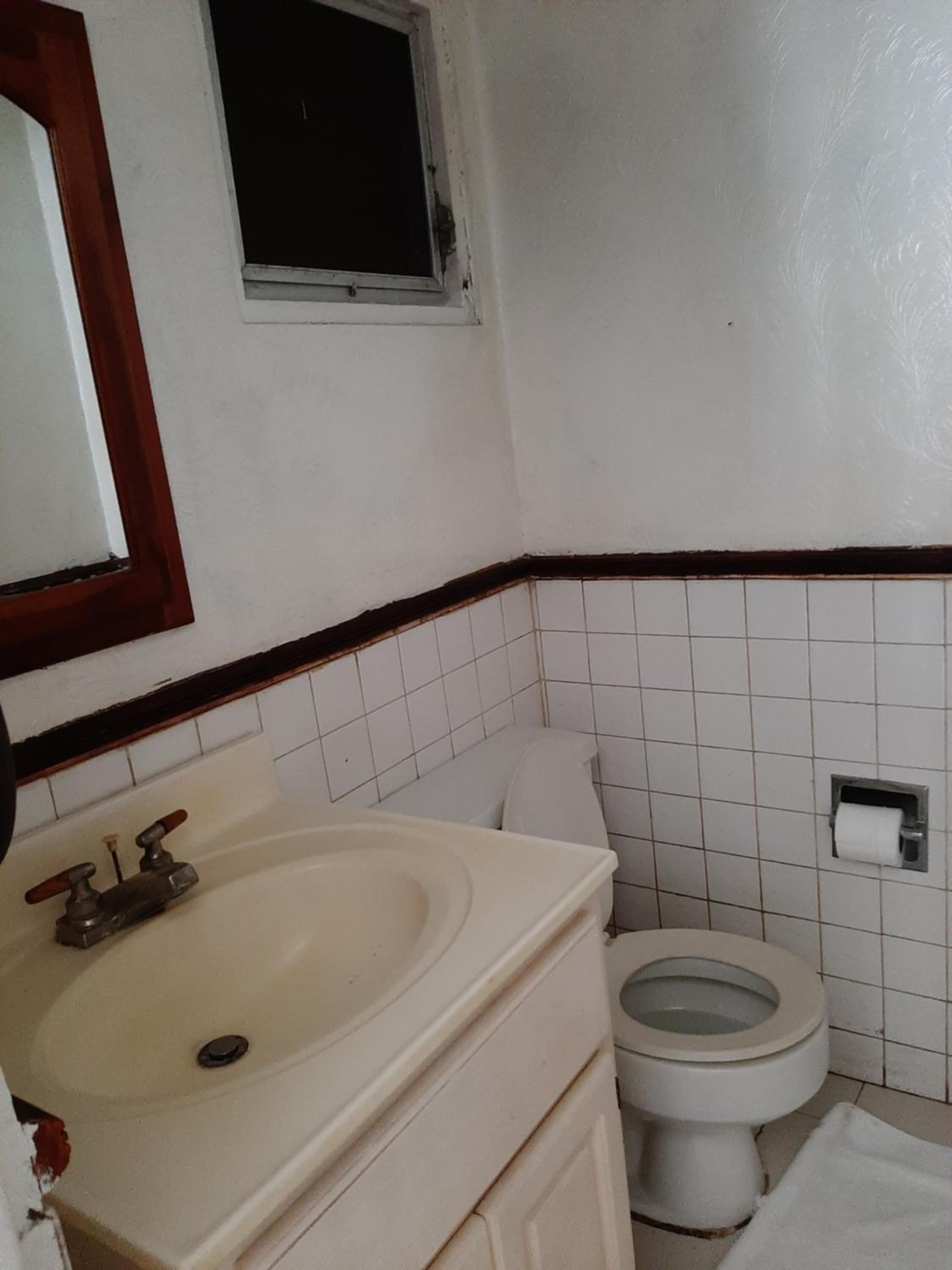 combined shower/bathtub, free toiletries, towels