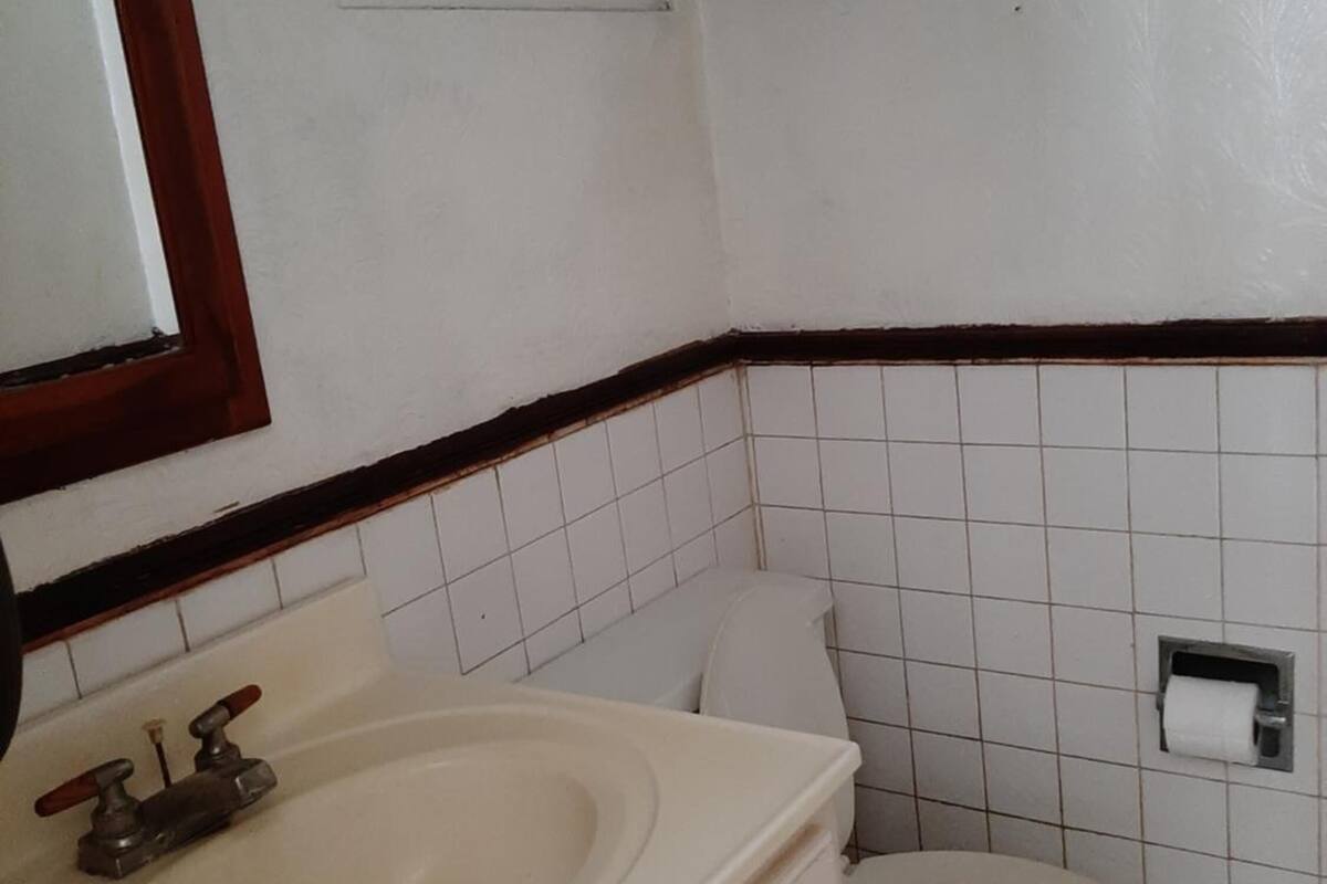 combined shower/bathtub, free toiletries, towels