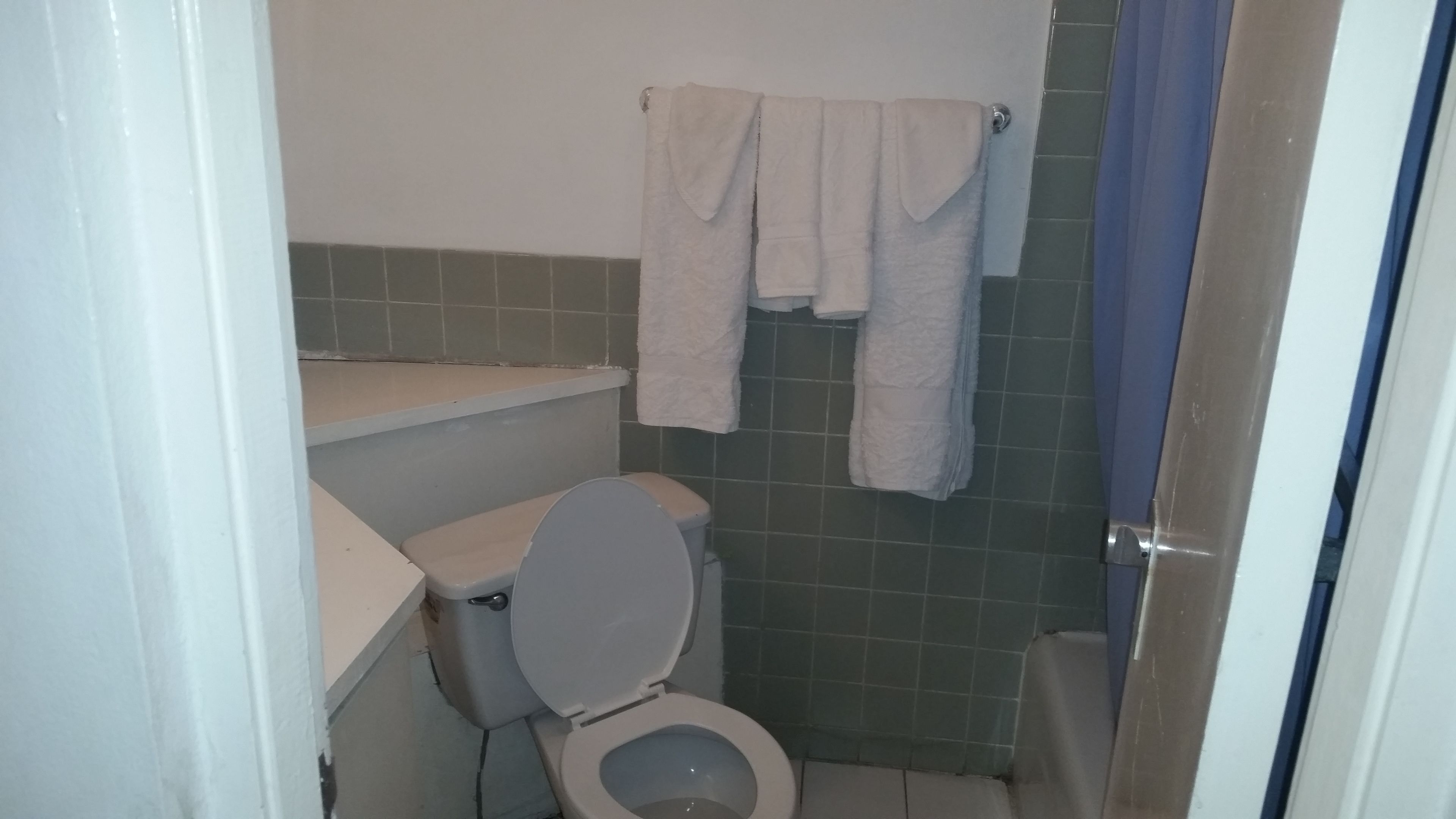 room | bathroom | combined shower/bathtub, free toiletries, towels