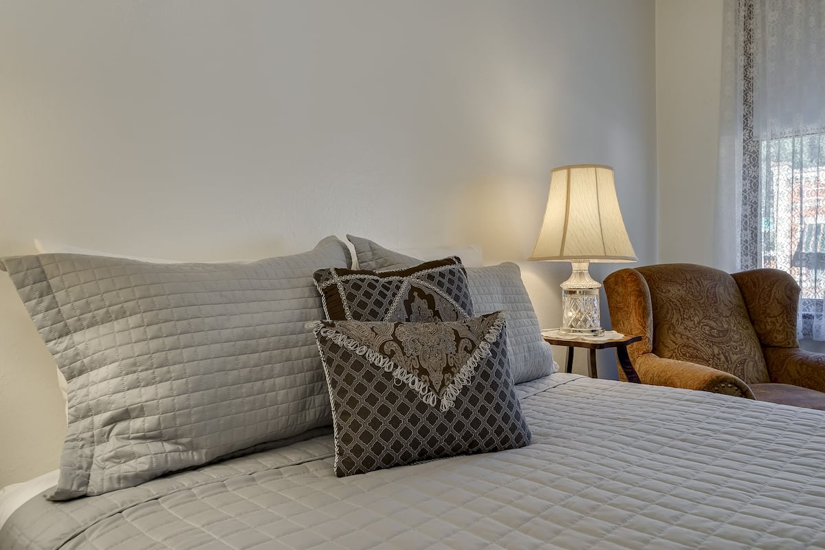 suite, 2 bedrooms, private bathroom, mountain view | individually decorated, free wifi, bed sheets