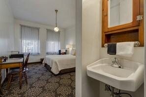 Individually decorated, free WiFi, bed sheets - Ryan Hotel (Wallace)