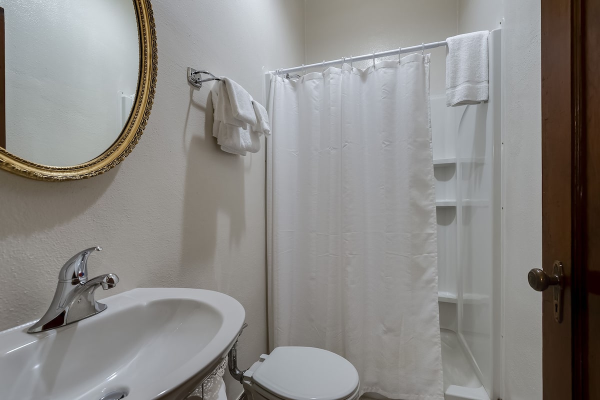 standard double room, private bathroom | individually decorated, free wifi, bed sheets