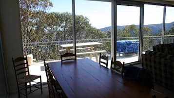 Apartment, 3 Bedrooms (1 Queen + 2 Tri Bunks) | In-room dining