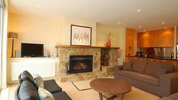 Apartment, 3 Bedrooms (1 Queen + 2 Tri Bunks) | 3 bedrooms, desk, iron/ironing board, cribs/infant beds