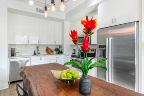 Signature Condo, 4 Bedrooms | In-room dining - Modern Condos in California Building by Hosteeva (New Orleans)