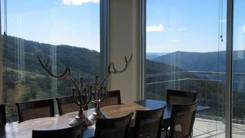 Apartment, 3 Bedrooms | In-room dining