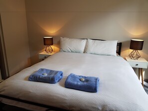 2 habitaciones, tabla de planchar con plancha, cunas y ropa de cama 