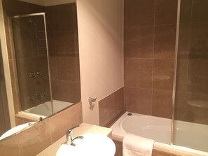 Apartment, 2 Bedrooms (1 Queen + 1 Tri-Bunk) | Bathroom | Separate bathtub and shower, hair dryer, towels - Peak 105 (Mount Buller)
