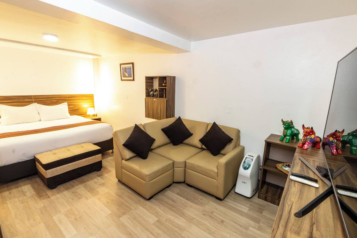 Superior-Zimmer, 1 King-Bett | Schreibtisch, laptopgeeigneter Arbeitsplatz, Bügeleisen/Bügelbrett