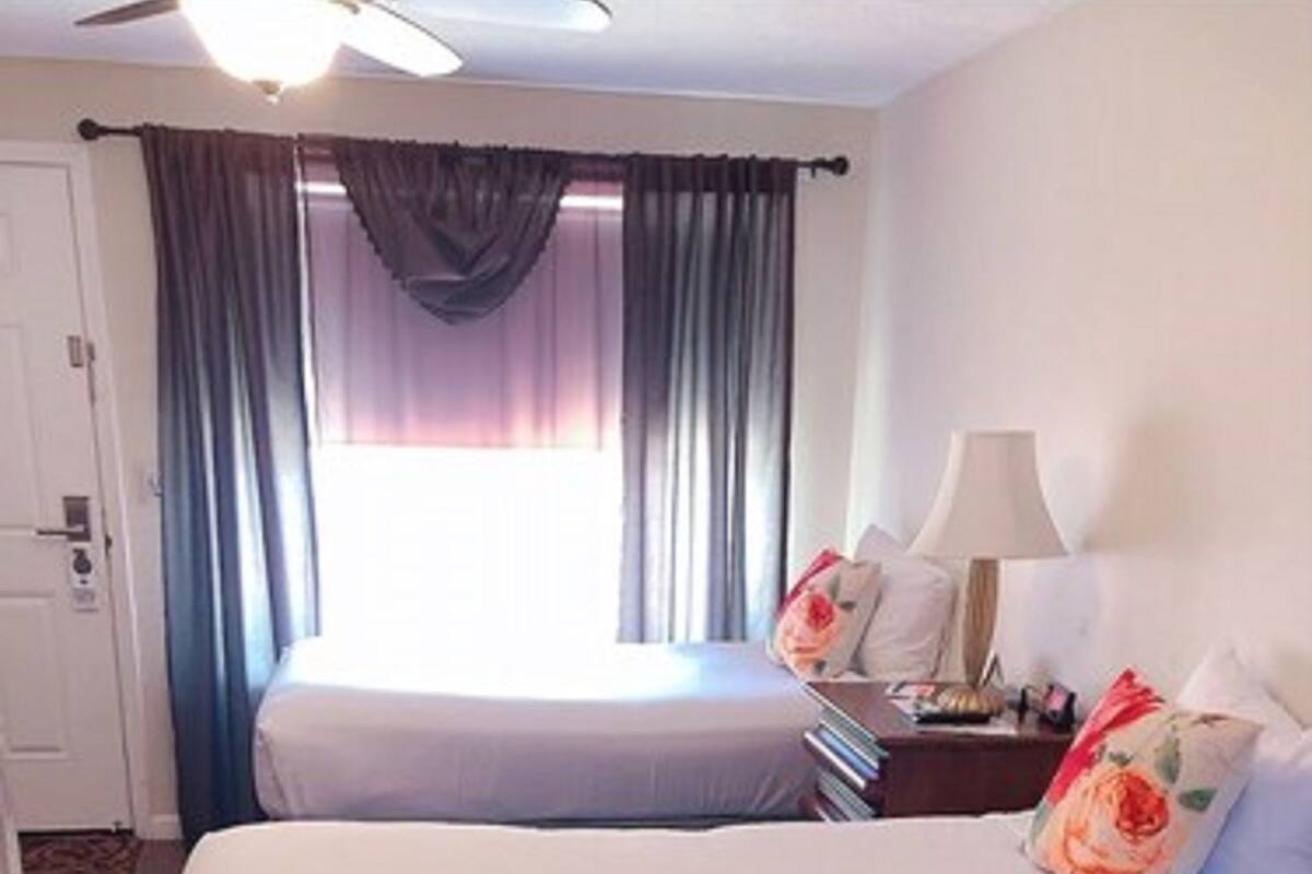 Phòng 2 giường đơn phong cách cổ điển, 1 phòng ngủ | Bàn, nôi (giường cho trẻ sơ sinh) miễn phí 