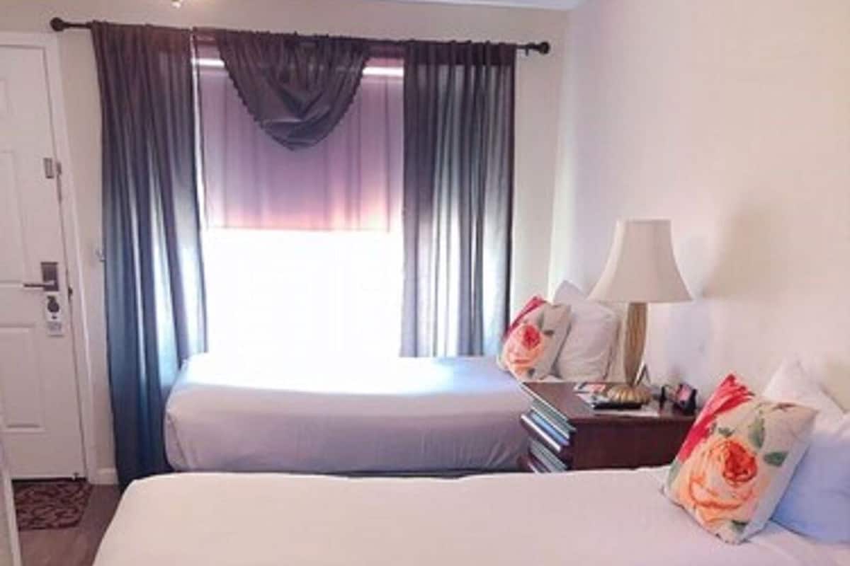 Bàn, nôi (giường cho trẻ sơ sinh) miễn phí 