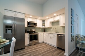 Fridge, microwave, oven, stovetop - "Oasis Villa Retreat" Near Beaches and IMG Academy (Bradenton)