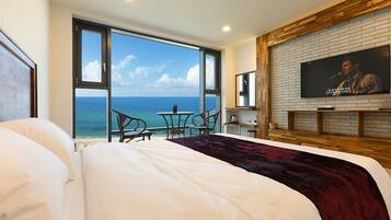 Studio, pemandangan laut (A # 202) | 1 kamar tidur dan Wi-Fi gratis