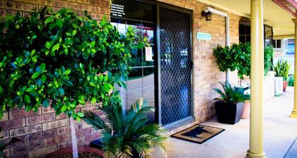 Clermont Country Motor Inn