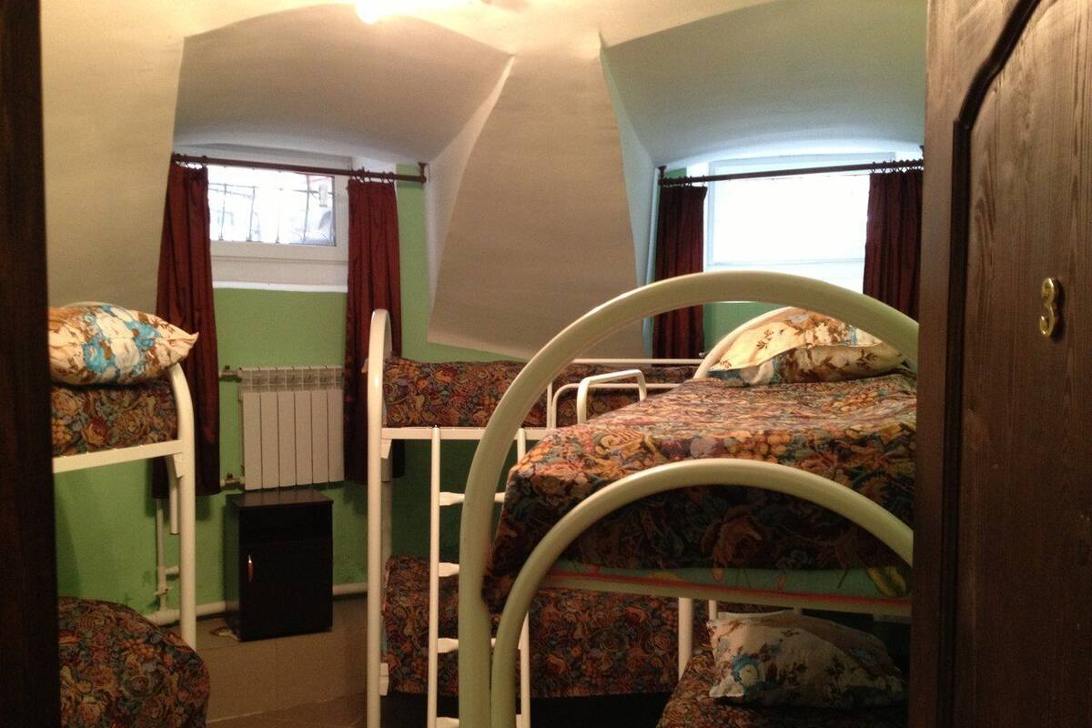 Shared Dormitory, Men only