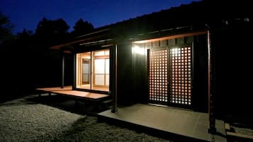 住宿正面 - 傍晚/夜晚