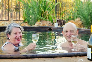 Outdoor spa tub - Wooramel Riverside Retreat - Campground (Wooramel)