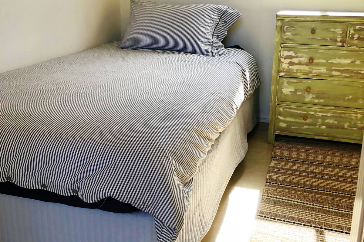 River View Single Room | Rollaway beds, bed sheets